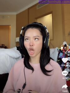 Fughe Nude di Bella Poarch