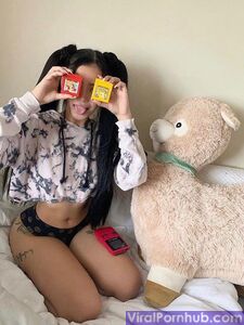 Bella Poarch neredeyse çıplak