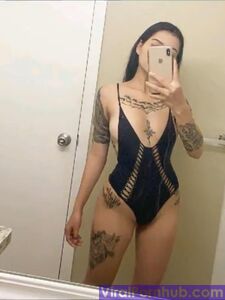 Bella Poarch neredeyse çıplak