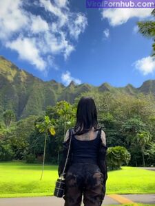 Bella Poarch in un outfit trasparente