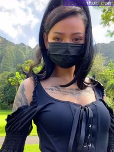 Bella Poarch in un outfit trasparente