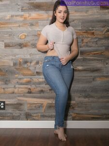 Die hübsche fette Stripteaseuse zieht sich nackt aus und zeigt ihre leckeren großen Brüste und ihren runden Hintern.