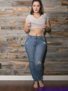 Die hübsche fette Stripteaseuse zieht sich nackt aus und zeigt ihre leckeren großen Brüste und ihren runden Hintern.