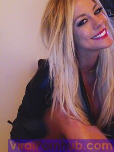 La blonde souriante Xo Gisele joue avec ses énormes seins devant la caméra.