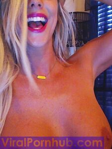 La blonde souriante Xo Gisele joue avec ses énormes seins devant la caméra.