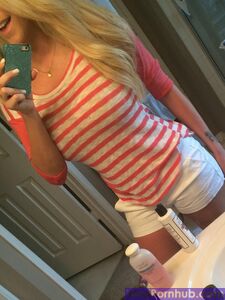 Questa bimbo allettante Xo Gisele adora mostrare i suoi deliziosi grandi seni.