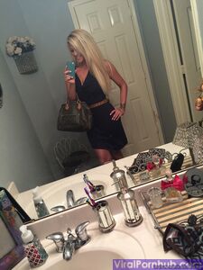 Questa bimbo allettante Xo Gisele adora mostrare i suoi deliziosi grandi seni.