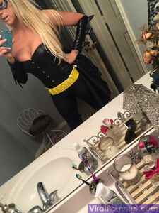 Questa bimbo allettante Xo Gisele adora mostrare i suoi deliziosi grandi seni.