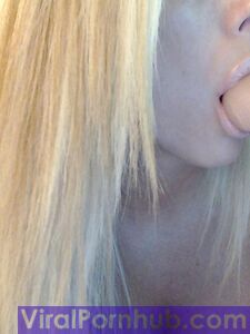 Die wilde und vollbusige Blondine XO Gisele neckt in einem aufreizenden Outfit und lutscht an ihrem großen Spielzeug.