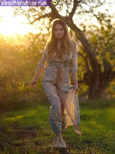 Solo-Model Gabriella Knight zeigt ein bisschen Titten und Arsch neben einem alten Nebengebäude