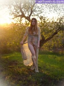 Solo-Model Gabriella Knight zeigt ein bisschen Titten und Arsch neben einem alten Nebengebäude