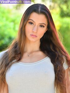 Die geile Mädchen Kara zeigt ihren erstaunlichen Hintern und posiert in High Heels in einem Solo.