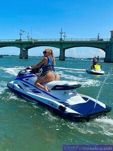 Album nudo di Elizabeth Ostrander su Onlyfans trapelato