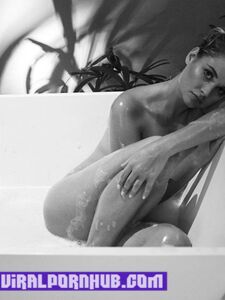 Слив обнаженных фотографий Женевьев Мортон