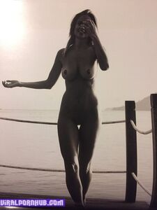 ジュネビーブ・モートンのヌード写真が流出