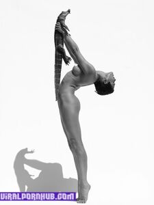 Sextape et photos nues de Nina Burri divulgués