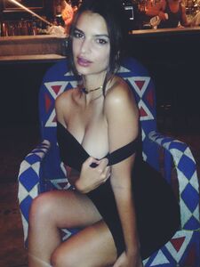 Emily Ratajkowski Nude Pics