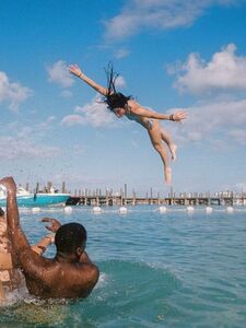 Charli D'Amelio Sexy Pool Strand Bikini Set Durchgesickert