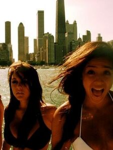 Foto di uscita in bikini dell'attrice Chloe Bennett