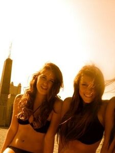 Foto di uscita in bikini dell'attrice Chloe Bennett