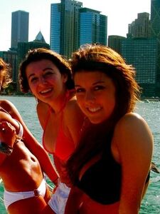 Foto di uscita in bikini dell'attrice Chloe Bennett