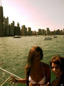 Foto di uscita in bikini dell'attrice Chloe Bennett