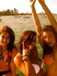 Foto di uscita in bikini dell'attrice Chloe Bennett