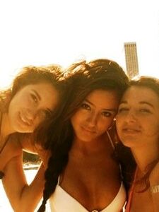 Foto di uscita in bikini dell'attrice Chloe Bennett
