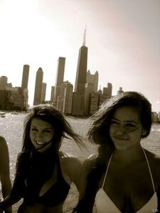 Foto di uscita in bikini dell'attrice Chloe Bennett