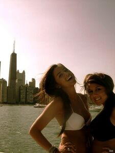 Foto di uscita in bikini dell'attrice Chloe Bennett