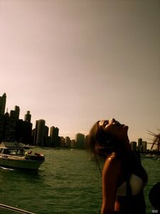 Foto di uscita in bikini dell'attrice Chloe Bennett