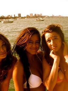 Foto di uscita in bikini dell'attrice Chloe Bennett