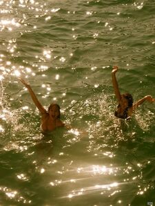 Foto di uscita in bikini dell'attrice Chloe Bennett