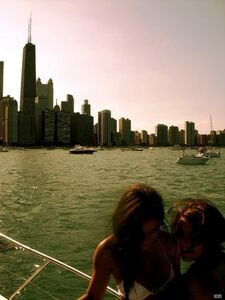 Foto di uscita in bikini dell'attrice Chloe Bennett