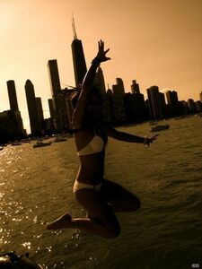 Foto di uscita in bikini dell'attrice Chloe Bennett