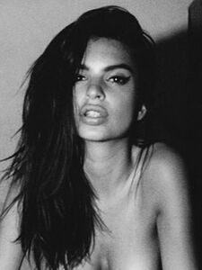 Fuites Nues de la Super Modèle Emily Ratajkowski