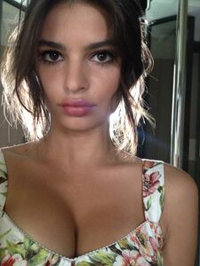 Fuites Nues de la Super Modèle Emily Ratajkowski