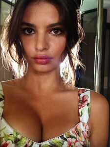 Fuites Nues de la Super Modèle Emily Ratajkowski