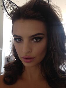 Fuites Nues de la Super Modèle Emily Ratajkowski