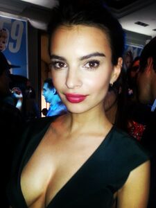 Fuites Nues de la Super Modèle Emily Ratajkowski