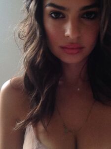 Fuites Nues de la Super Modèle Emily Ratajkowski