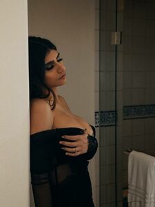 ミア・カリファのセクシーランジェリー写真撮影セットが漏洩