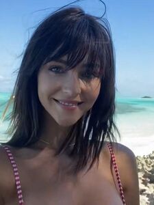 Video BTS di Rachel Cook nuda all'aperto in spiaggia trapelato