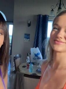 Video BTS di Rachel Cook nuda all'aperto in spiaggia trapelato