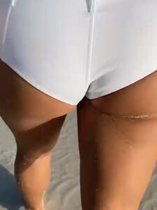 Video BTS di Rachel Cook nuda all'aperto in spiaggia trapelato