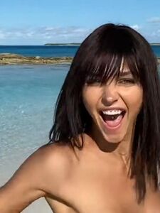 Video BTS di Rachel Cook nuda all'aperto in spiaggia trapelato