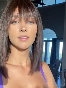 Video BTS di Rachel Cook nuda all'aperto in spiaggia trapelato
