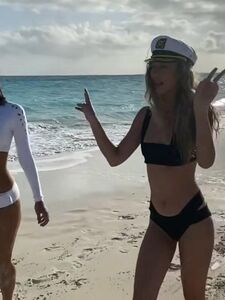 Video BTS di Rachel Cook nuda all'aperto in spiaggia trapelato