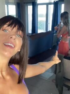 Video BTS di Rachel Cook nuda all'aperto in spiaggia trapelato