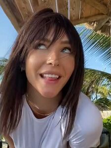 Video BTS di Rachel Cook nuda all'aperto in spiaggia trapelato